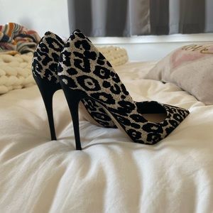Black and gold leopard 4” stiletto size 7